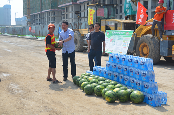 爱游戏官方网站-爱游戏(中国)
开展夏季送清凉慰问市政工程一线活动